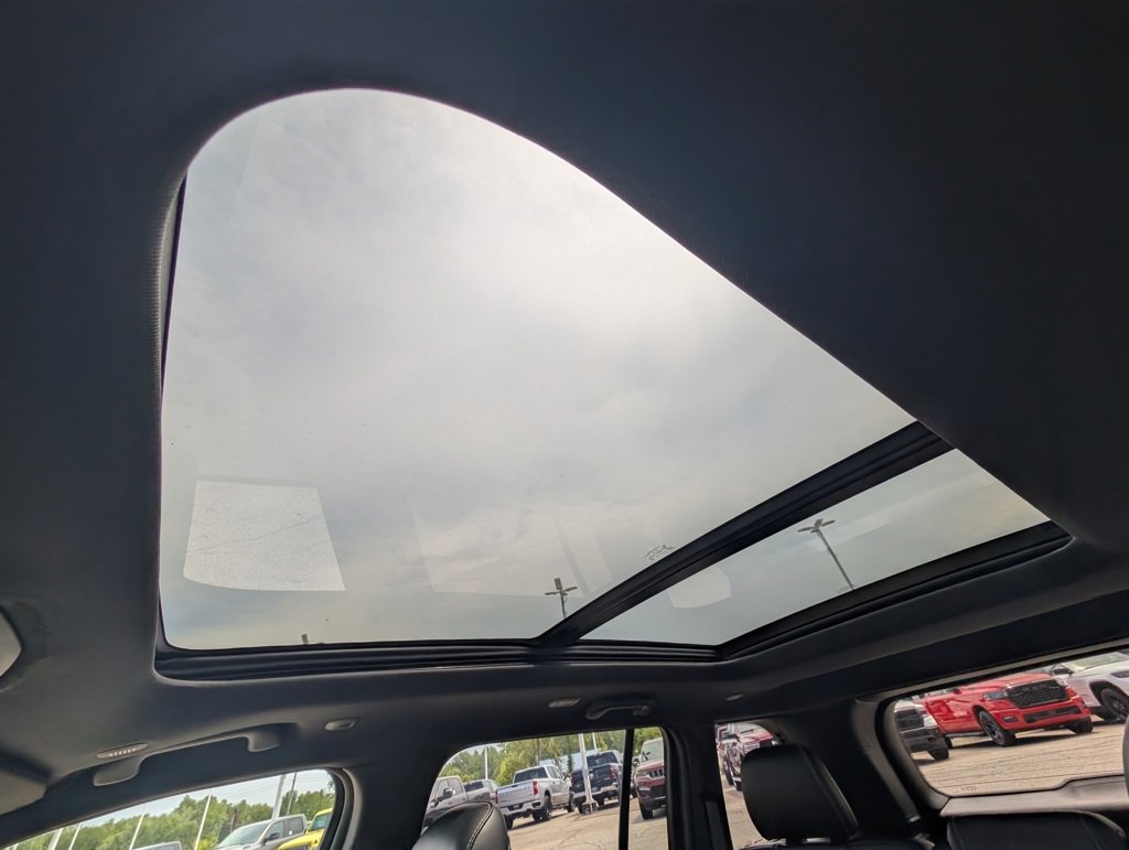 Used 2024 Jeep Grand Cherokee Limited image 3