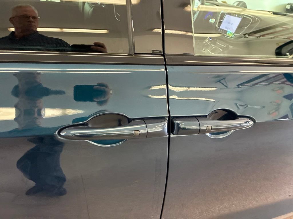 Certified 2025 Chrysler Pacifica Limited FWD image 44