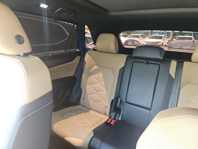 Used 2025 Volkswagen Atlas Cross Sport SE FWD image 10