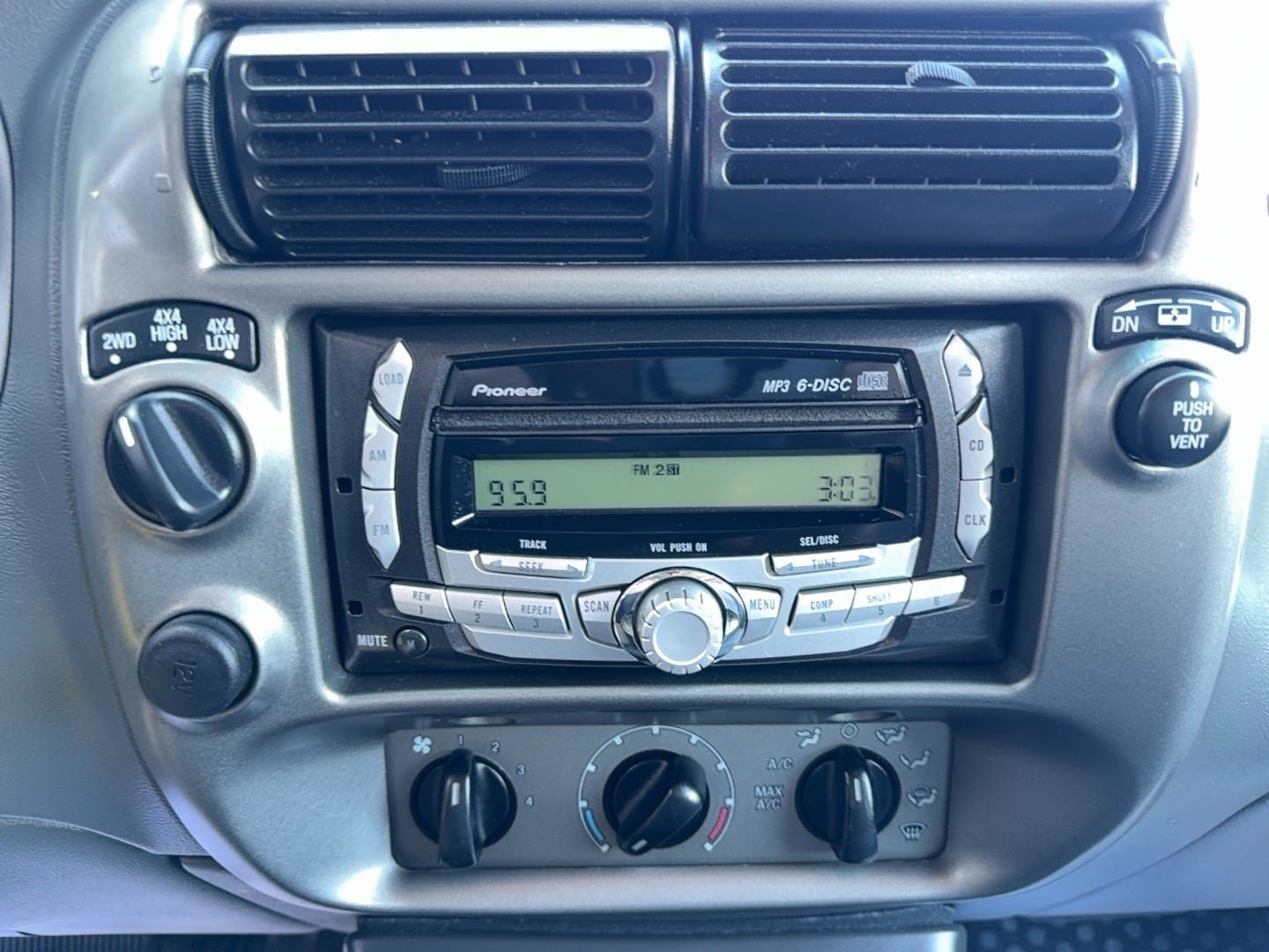 Used 2005 Ford Explorer Sport Trac XLT AWD/4WD image 8