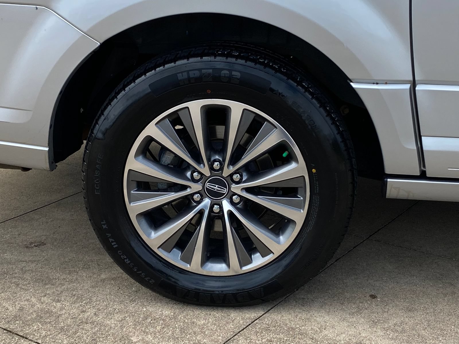Used 2017 Lincoln Navigator L Select RWD image 8