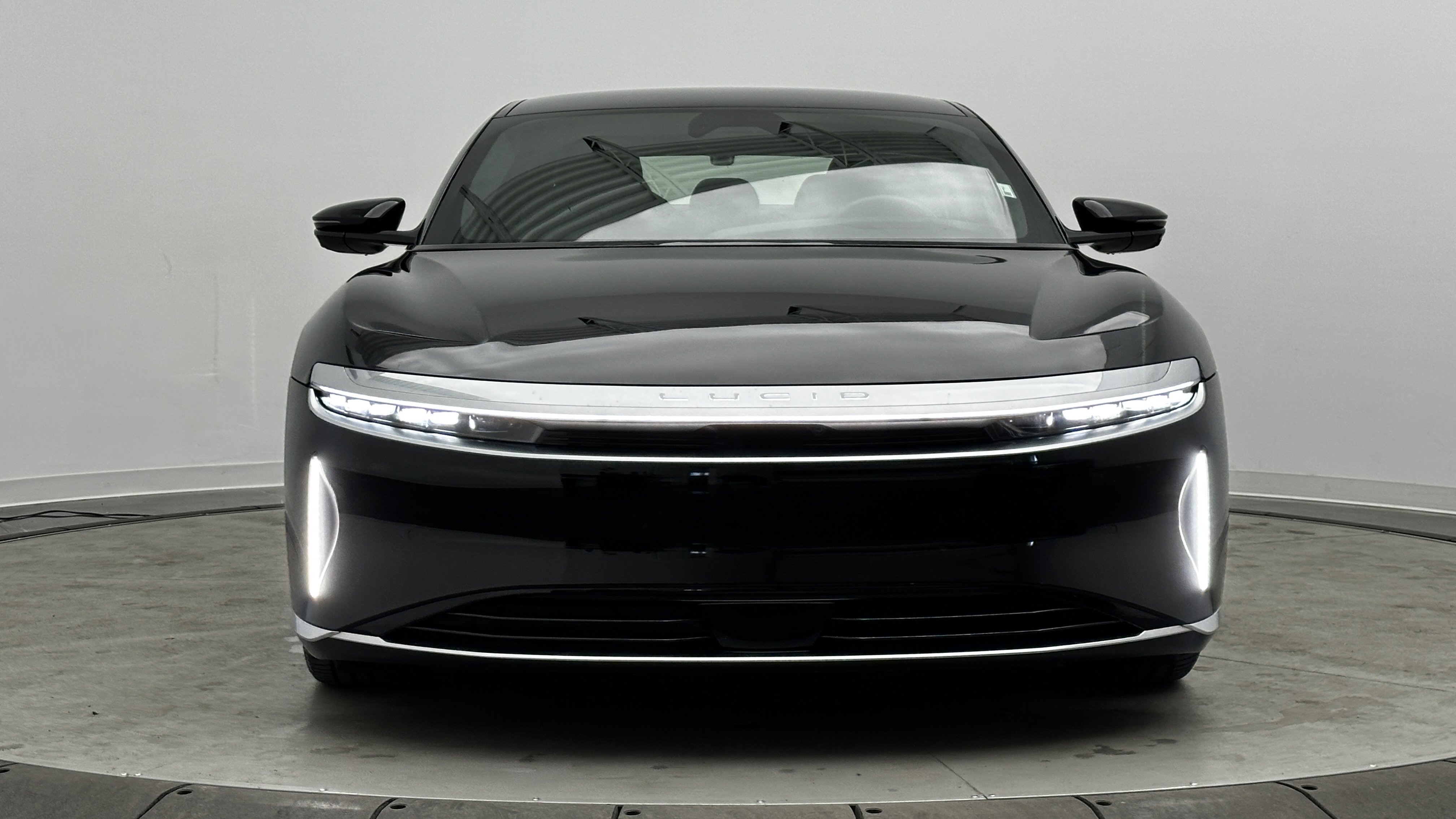 Used 2024 Lucid Air Touring image 2