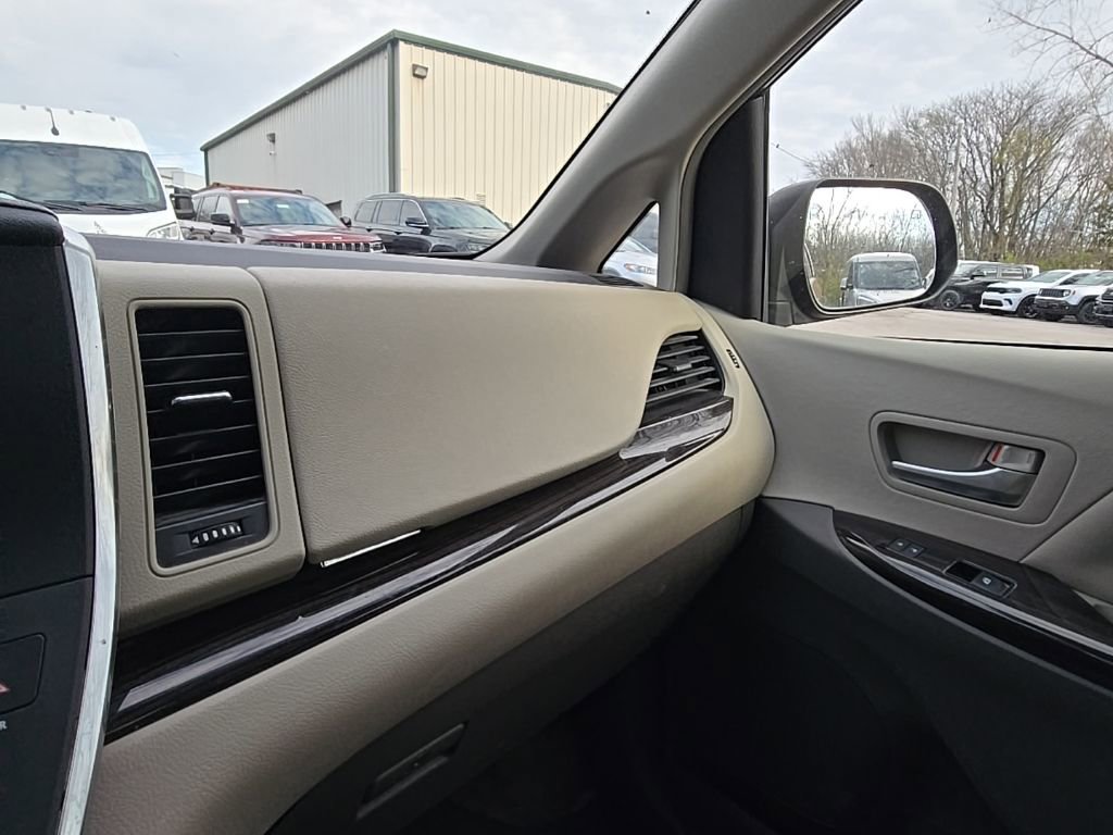 Used 2017 Toyota Sienna XLE image 26