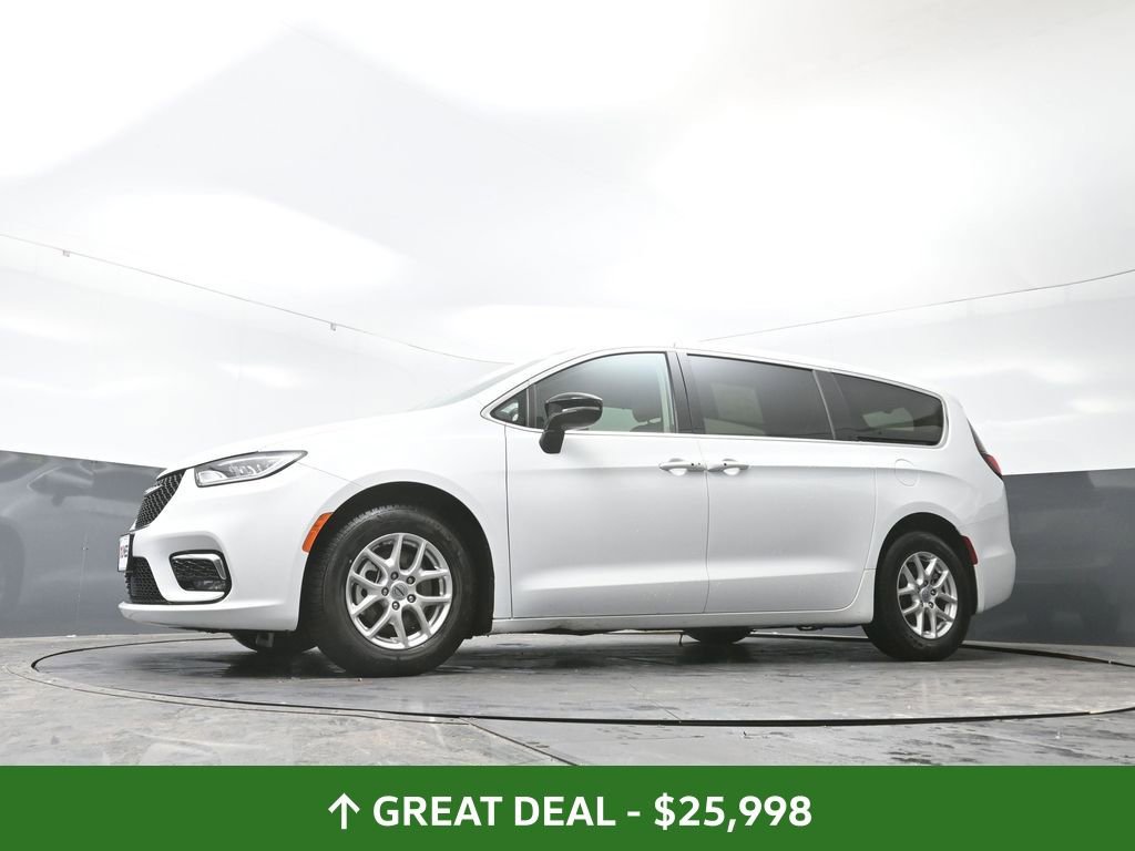 Used 2024 Chrysler Pacifica Touring-L image 55