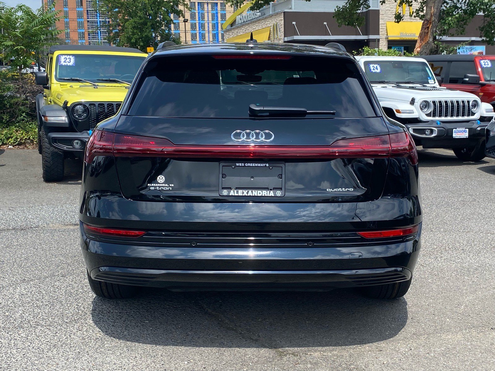 Used 2022 Audi e-tron Premium w/ Convenience Plus Package AWD/4WD image 3