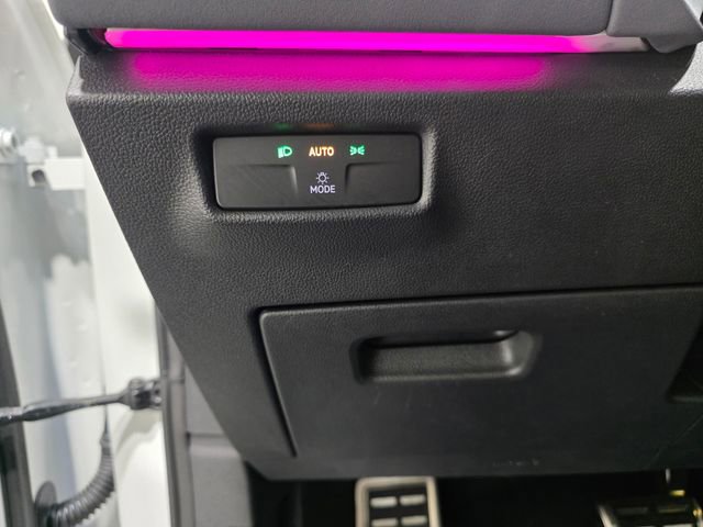 Certified 2025 Volkswagen Tiguan SE R-Line image 18