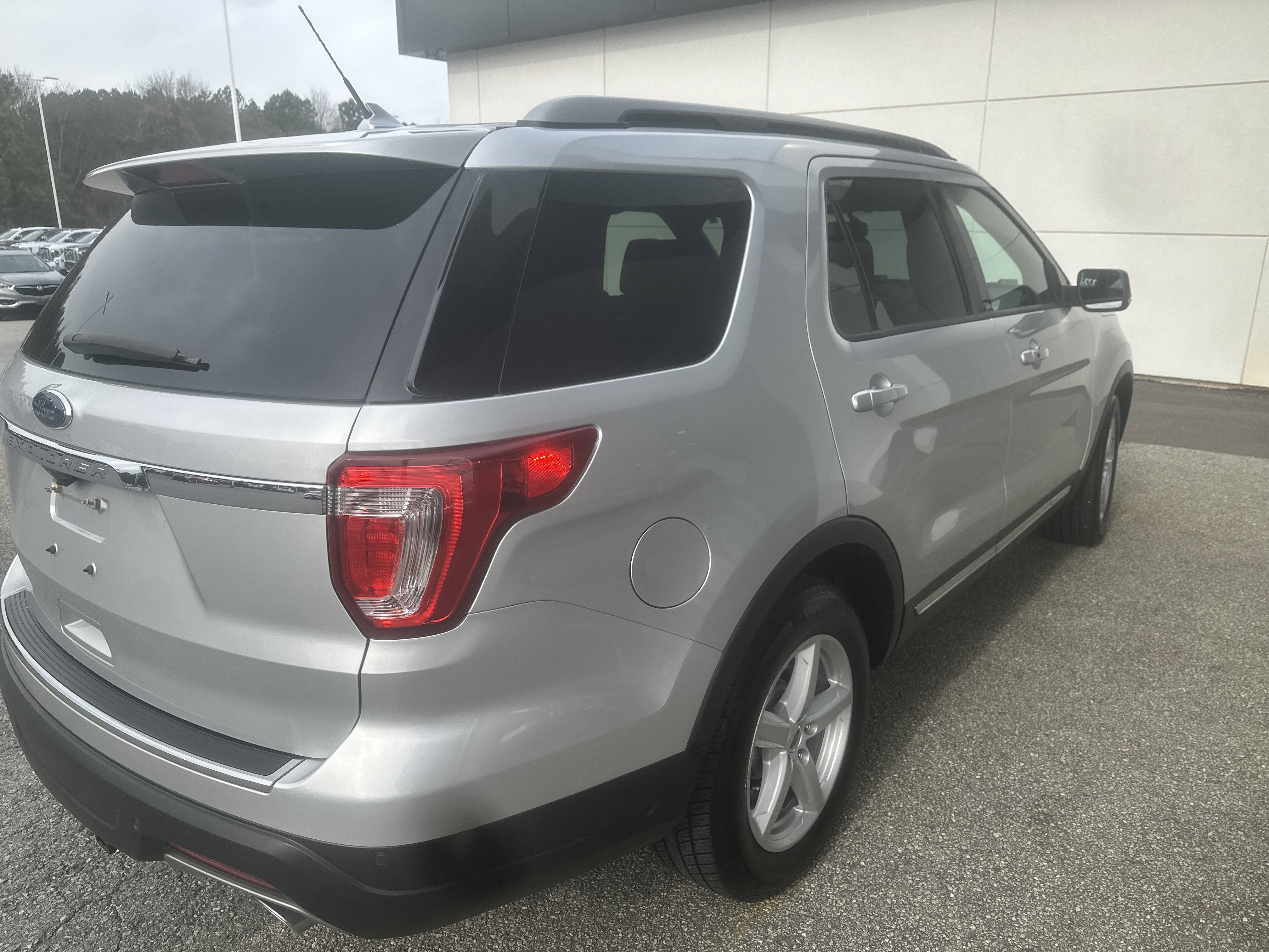 Used 2018 Ford Explorer XLT w/ Equipment Group 202A image 7