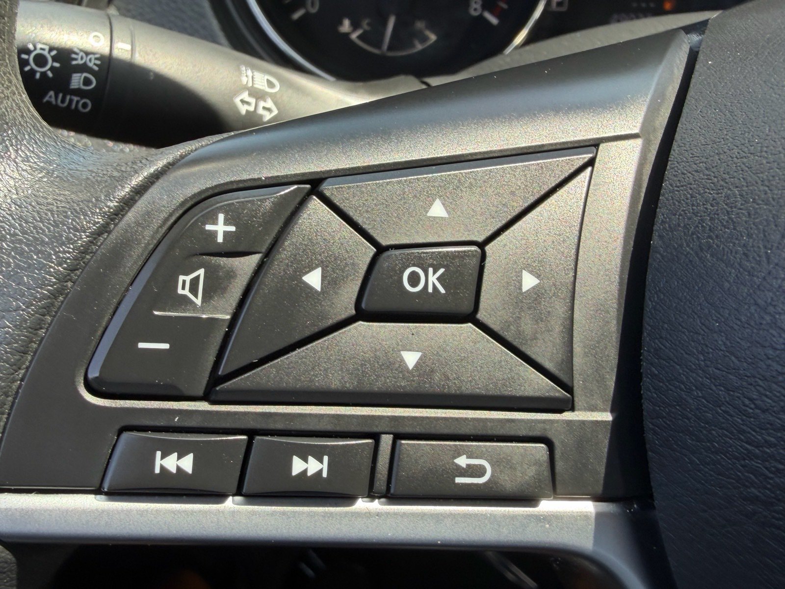 Used 2020 Nissan Rogue S FWD image 27