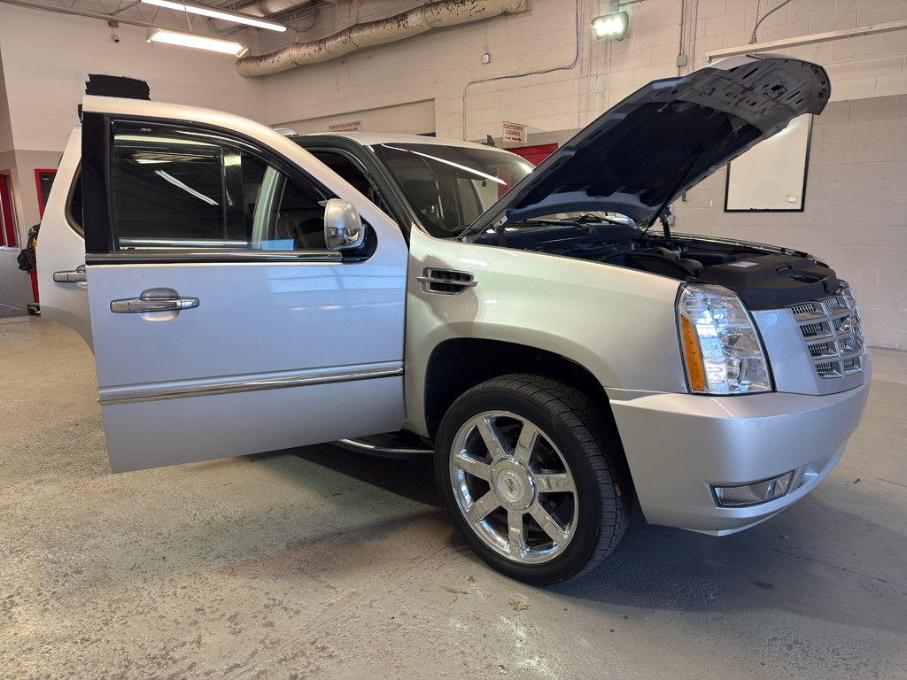 Used 2010 Cadillac Escalade Luxury AWD/4WD image 7