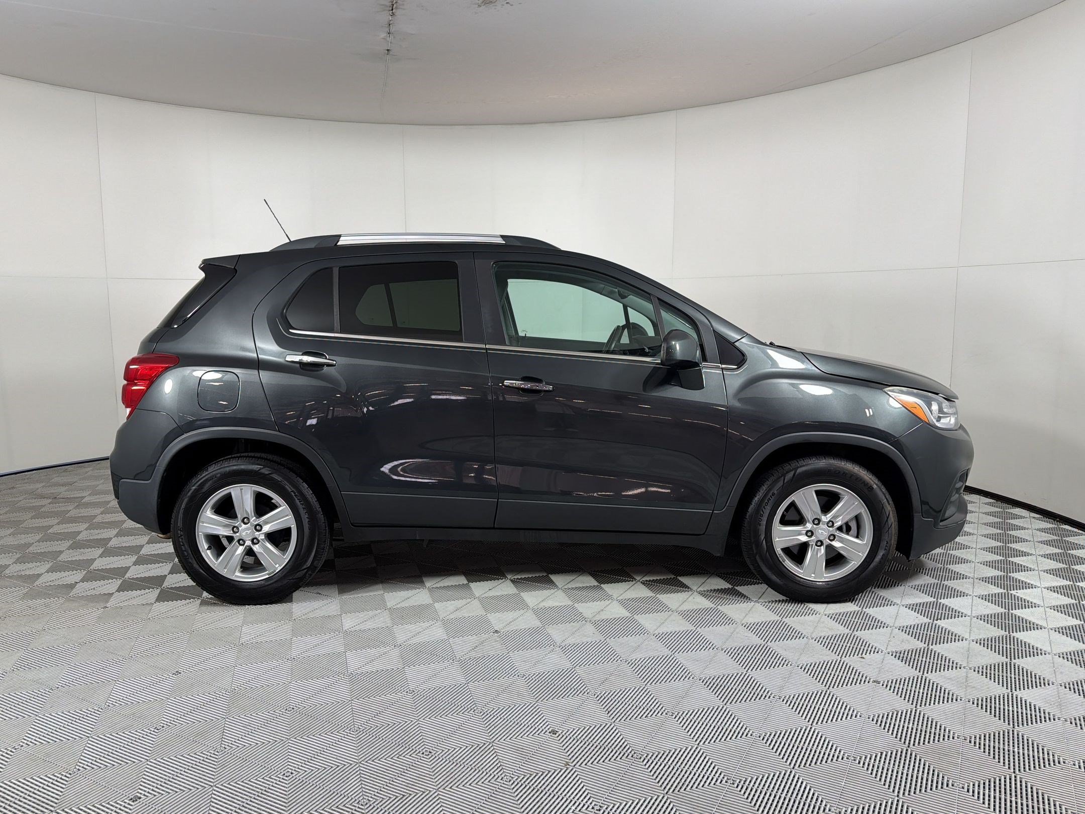 Used 2019 Chevrolet Trax LT w/ LT Convenience Package FWD image 8
