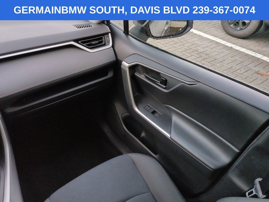 Used 2019 Toyota RAV4 LE AWD/4WD image 18