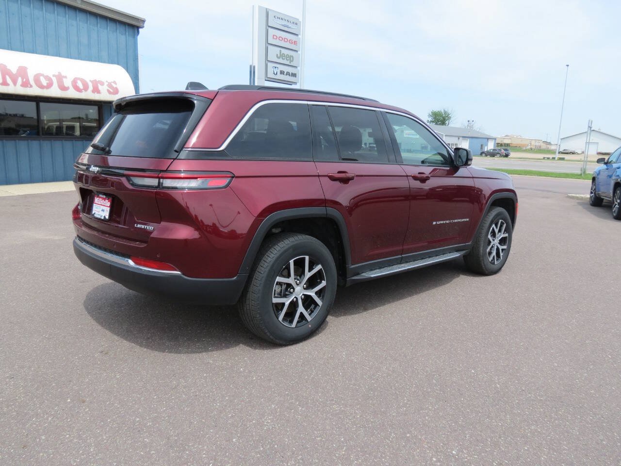 Used 2025 Jeep Grand Cherokee Limited w/ Trailer Tow Package AWD/4WD image 5