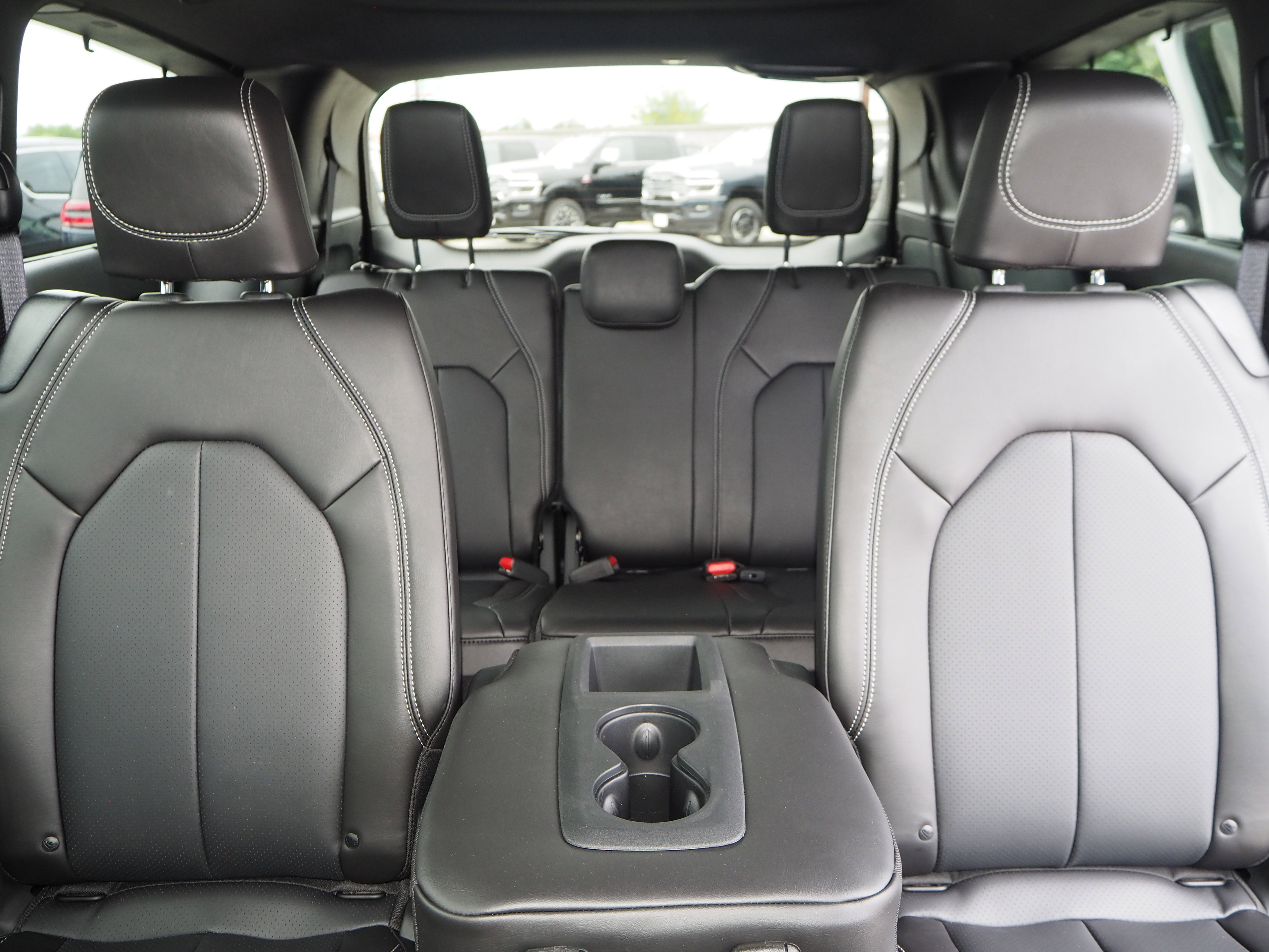 New 2025 Chrysler Pacifica Select w/ Uconnect Theater Family Group FWD image 19