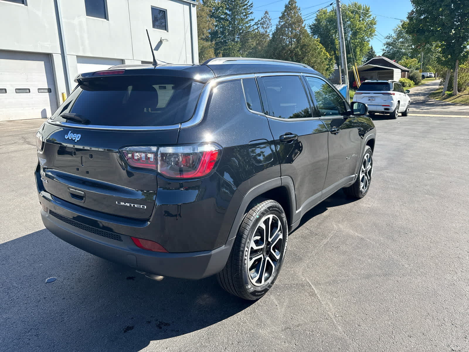 Used 2022 Jeep Compass Limited AWD/4WD image 3