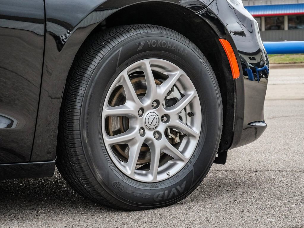 Used 2025 Chrysler Pacifica Select image 9