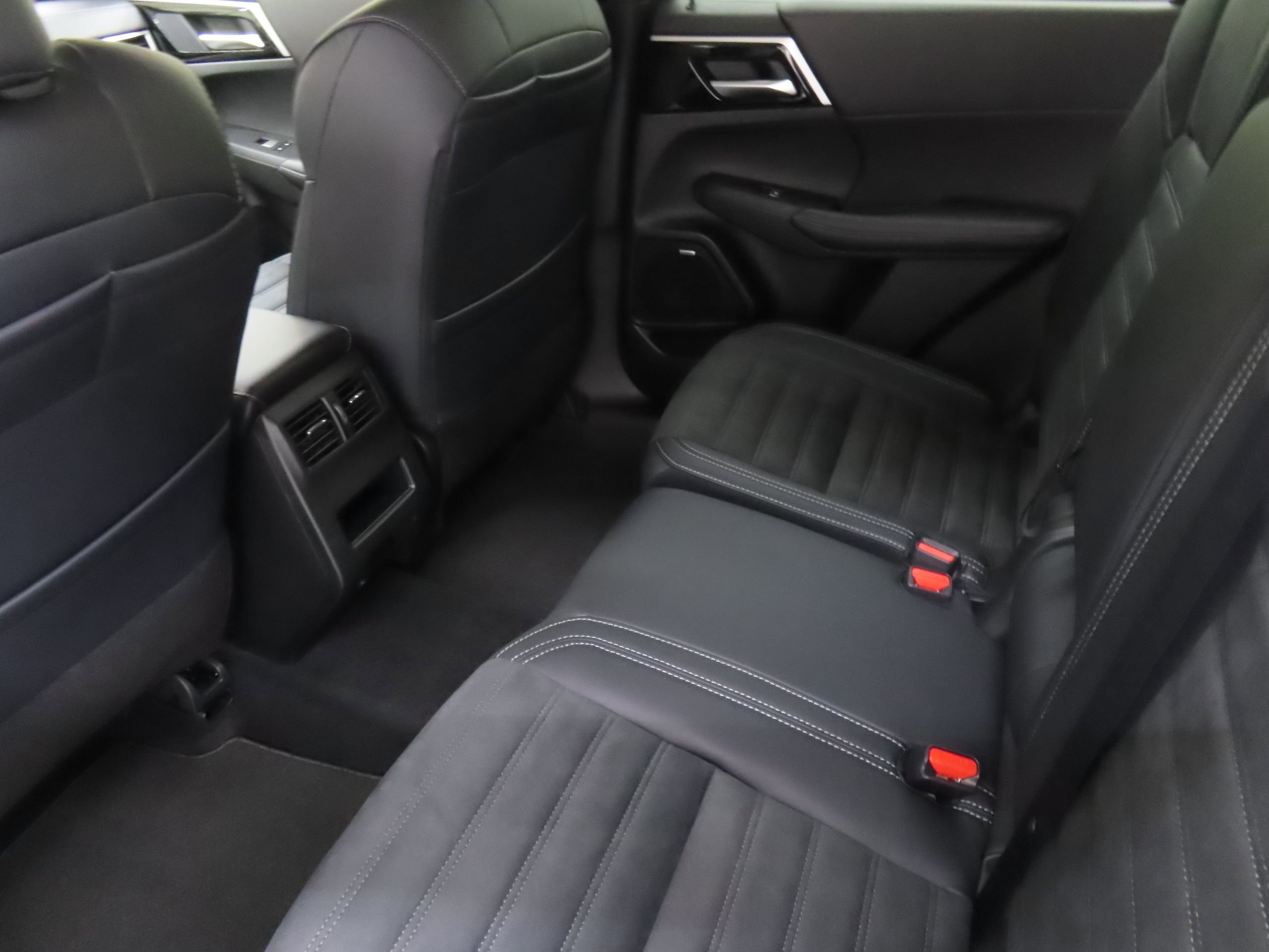 New 2025 Mitsubishi Outlander SE image 21