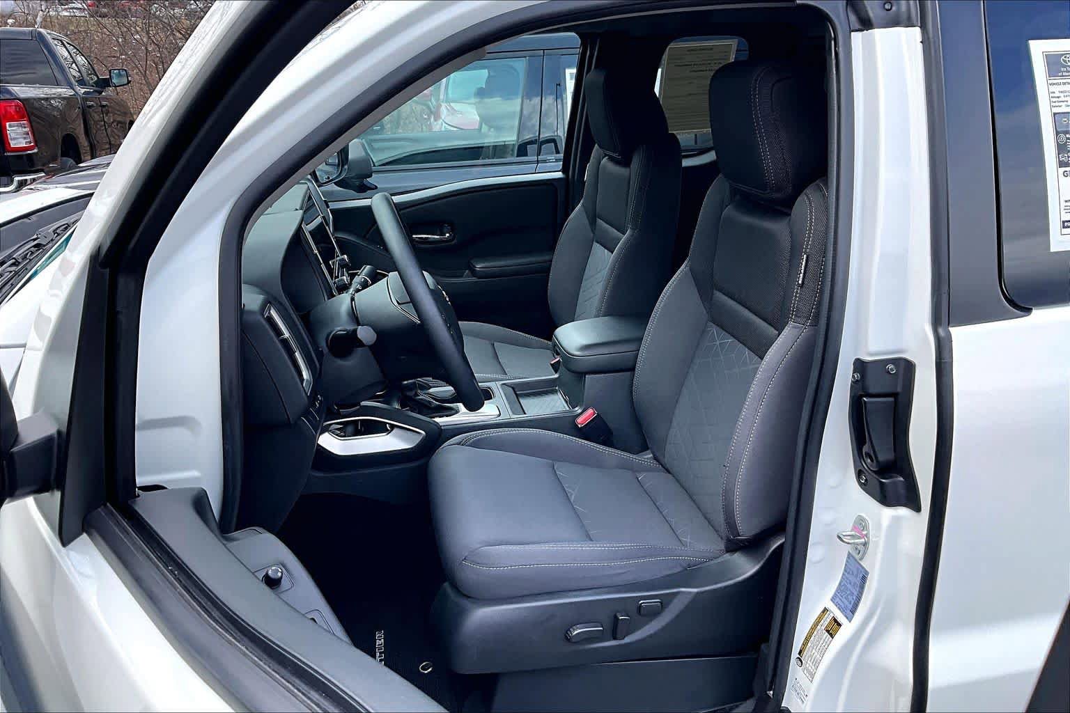 Used 2025 Nissan Frontier SV image 9