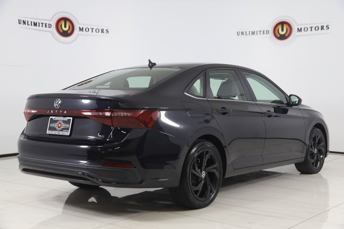 Used 2025 Volkswagen Jetta SE w/ Sunroof Package FWD image 3
