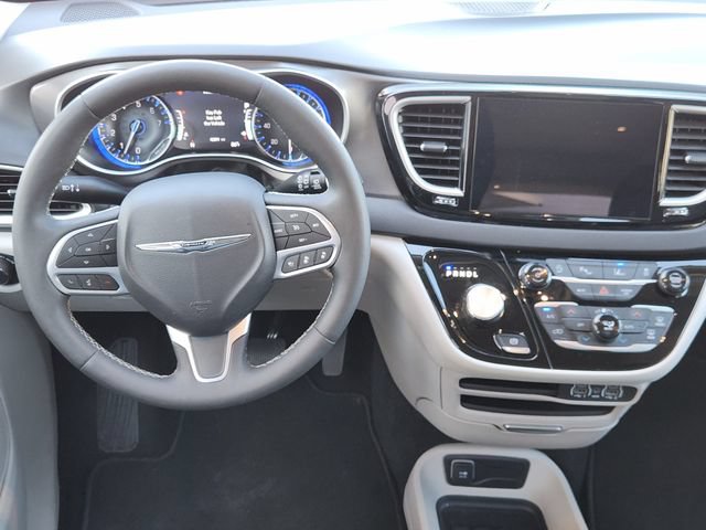 Used 2024 Chrysler Pacifica Touring-L FWD image 24