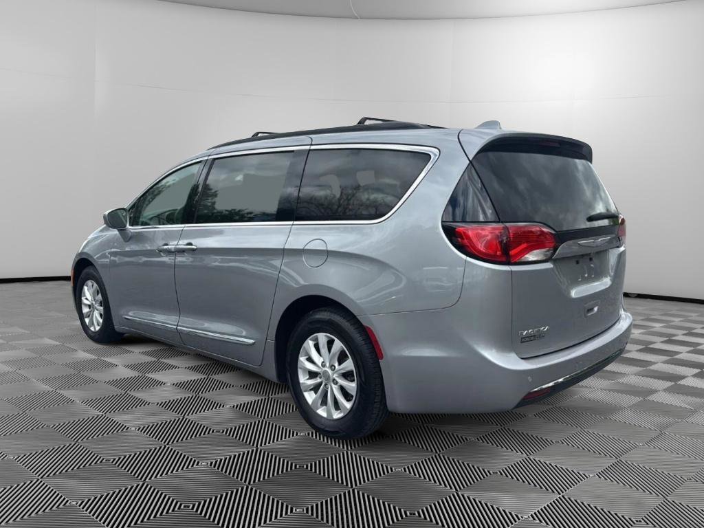 Used 2017 Chrysler Pacifica Touring-L FWD image 3