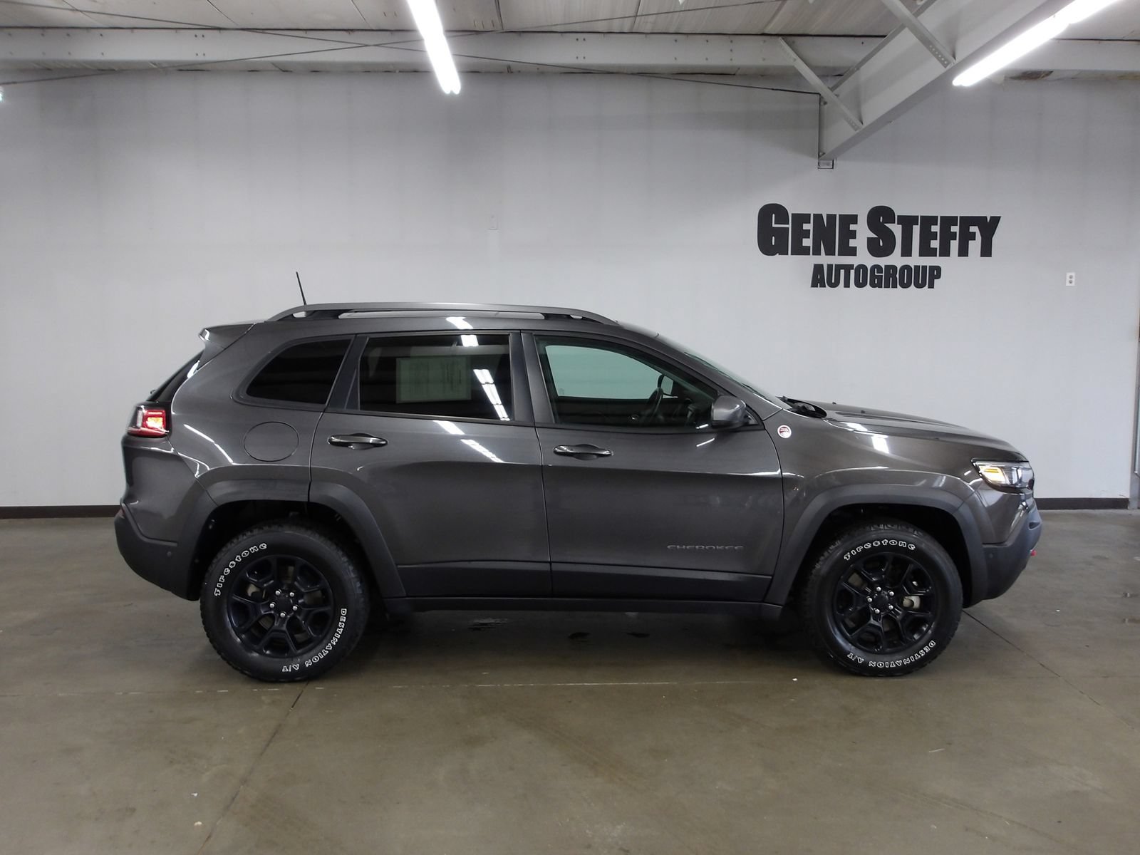 Used 2020 Jeep Cherokee Trailhawk AWD/4WD image 3