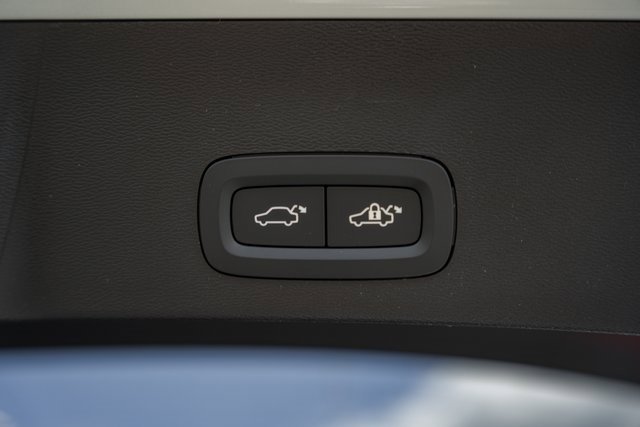 Certified 2025 Volvo XC40 B5 Plus w/ Protection Package Premier image 10