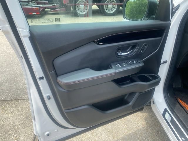 Used 2025 Honda Pilot TrailSport image 12