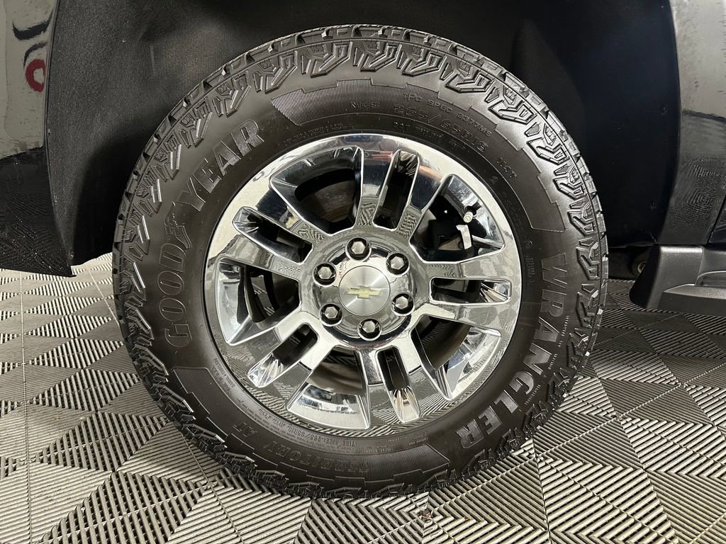 Used 2019 Chevrolet Suburban LT image 14