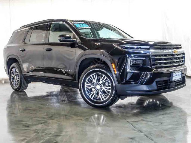 Used 2026 Chevrolet Traverse LT AWD/4WD image 2