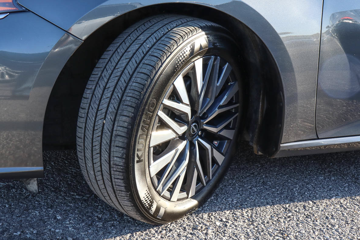 Used 2025 Nissan Altima 2.5 SV FWD image 17