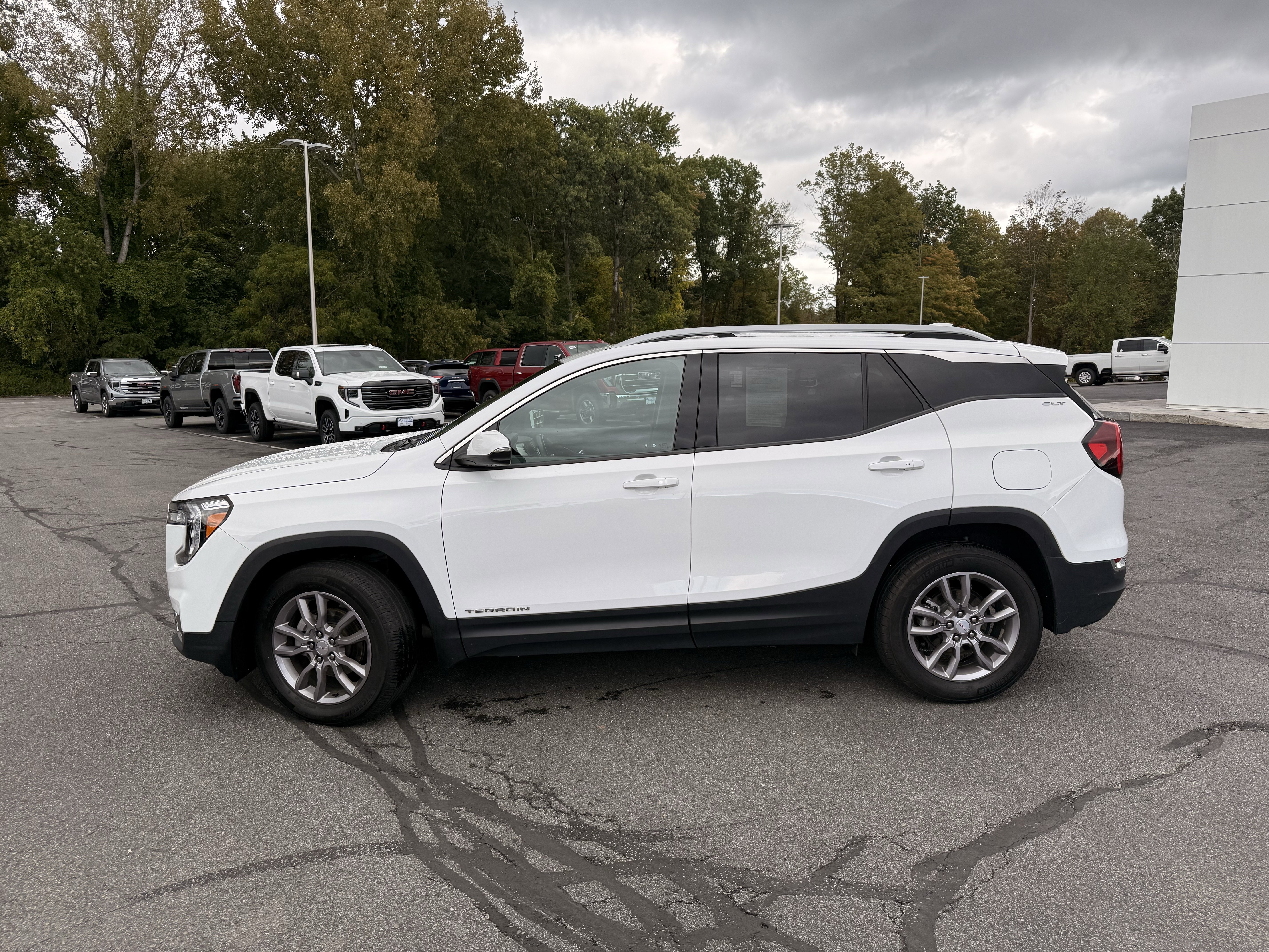 Certified 2023 GMC Terrain SLT image 2