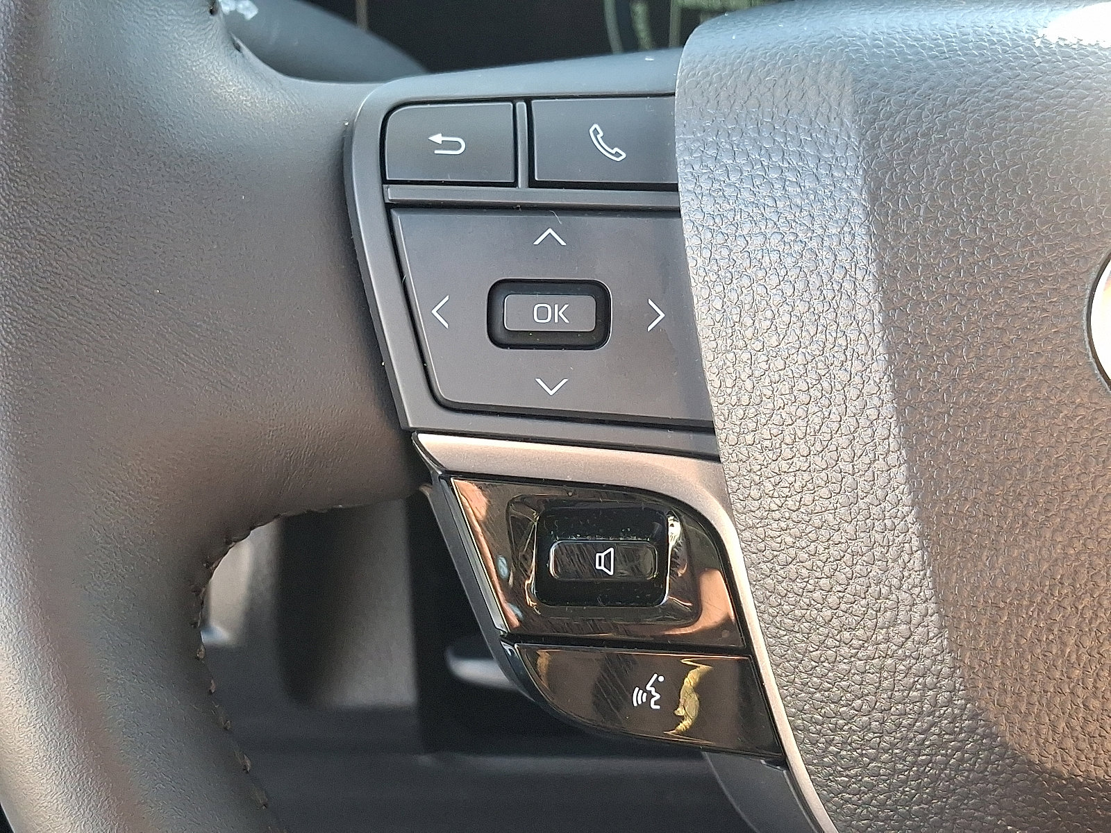 Certified 2025 Toyota Camry Hybrid image 19