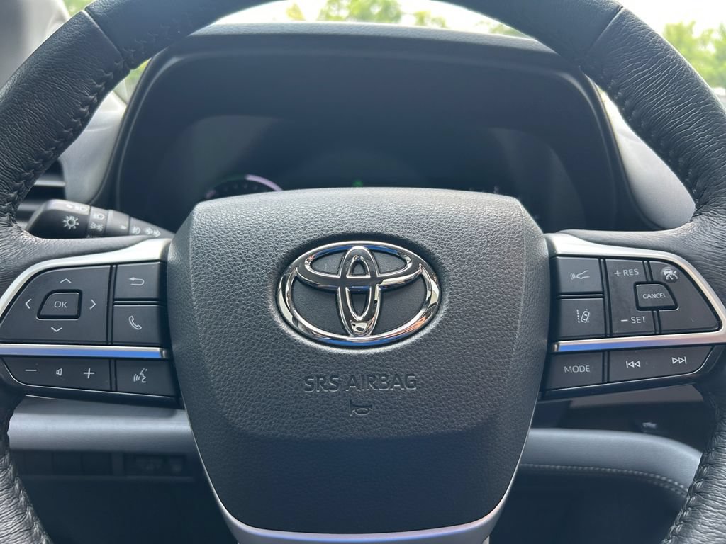 Used 2022 Toyota Sienna XLE w/ XLE Plus Package FWD image 26