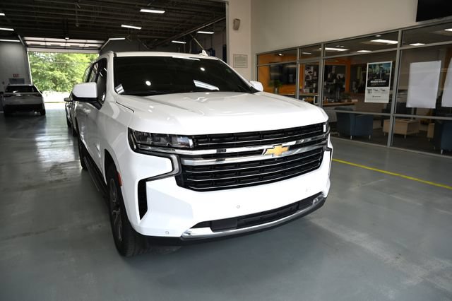 Used 2021 Chevrolet Suburban LT w/ Luxury Package AWD/4WD image 3