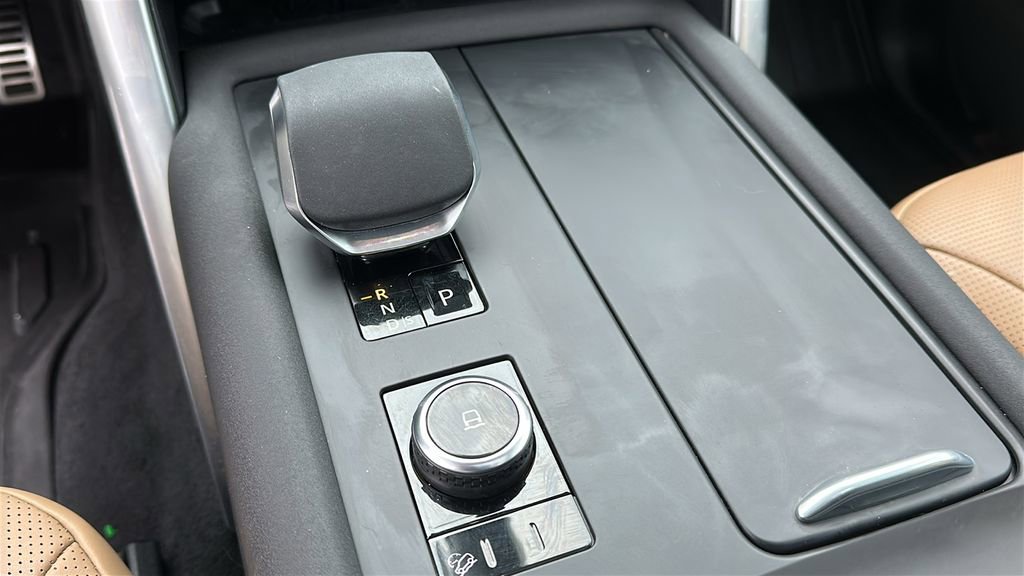 Certified 2025 Land Rover Discovery Metropolitan Edition image 18