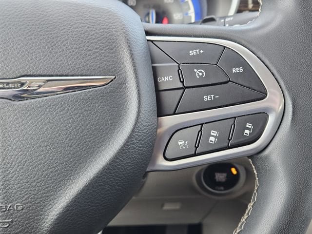 Used 2023 Chrysler Pacifica Limited image 30