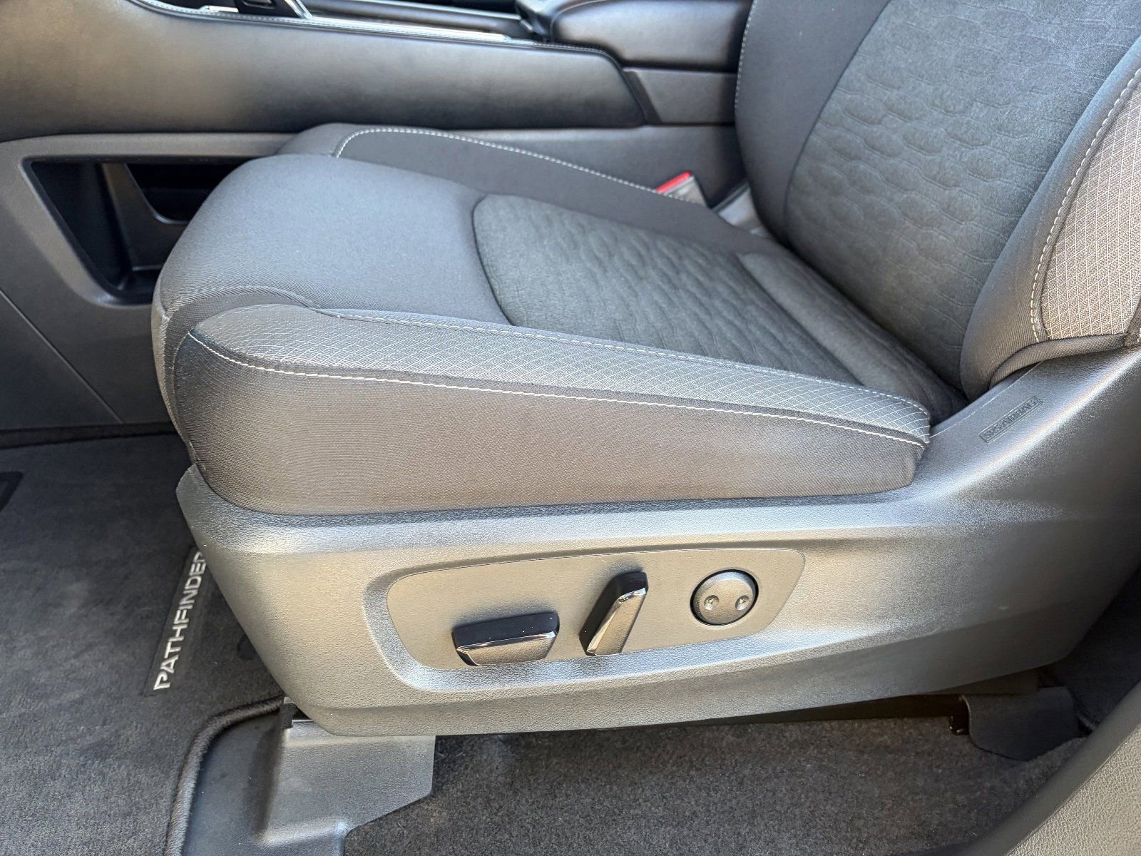 Used 2023 Nissan Pathfinder SV image 22