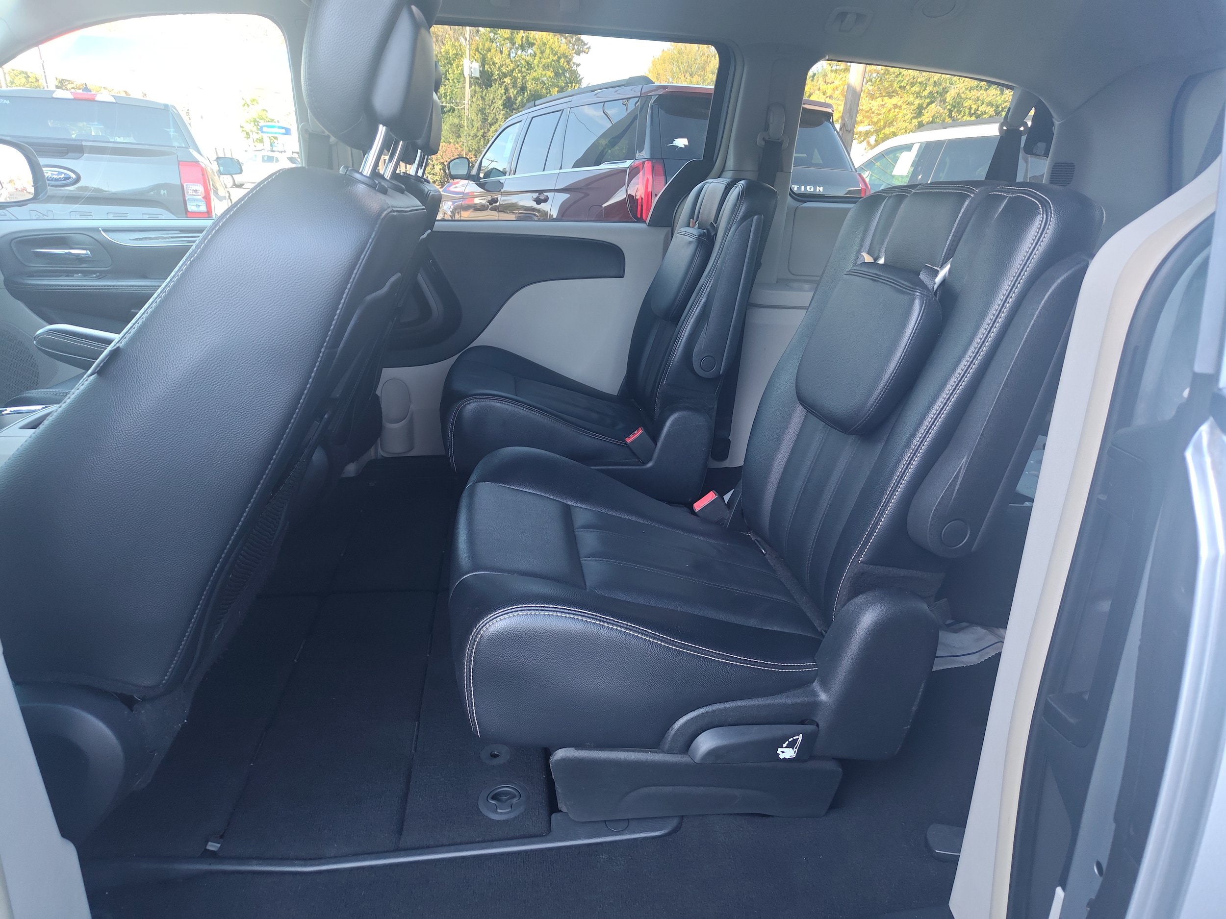 Used 2014 Chrysler Town & Country Touring FWD image 17