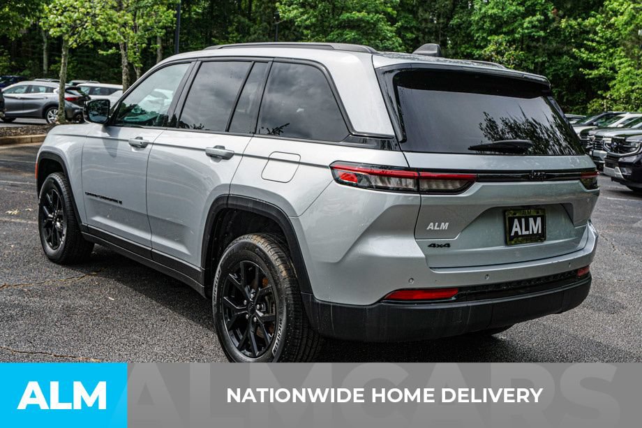Used 2025 Jeep Grand Cherokee Altitude AWD/4WD image 4