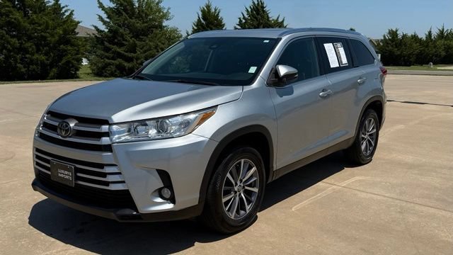 Used 2019 Toyota Highlander XLE FWD image 4