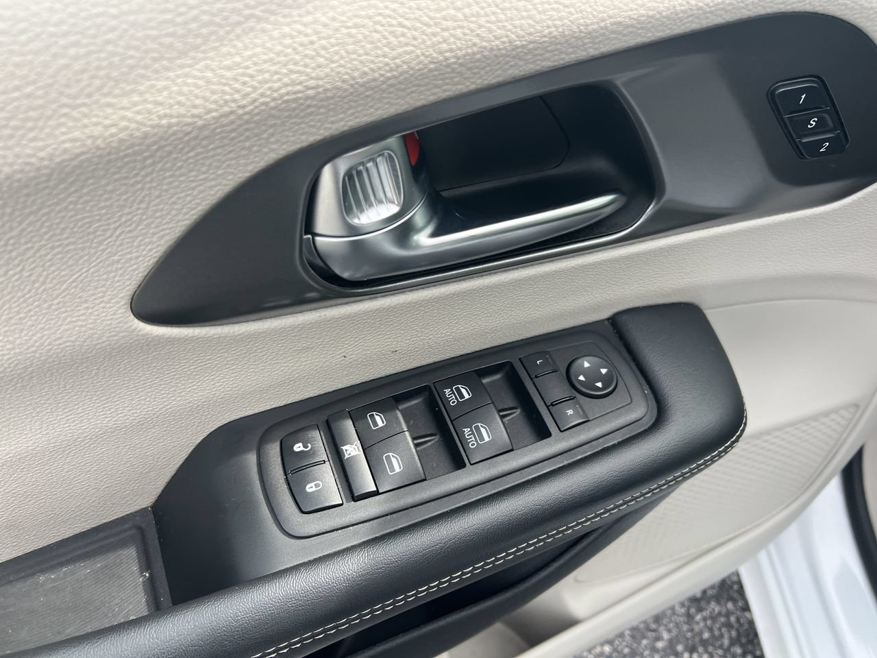 Used 2023 Chrysler Pacifica Touring-L FWD image 15