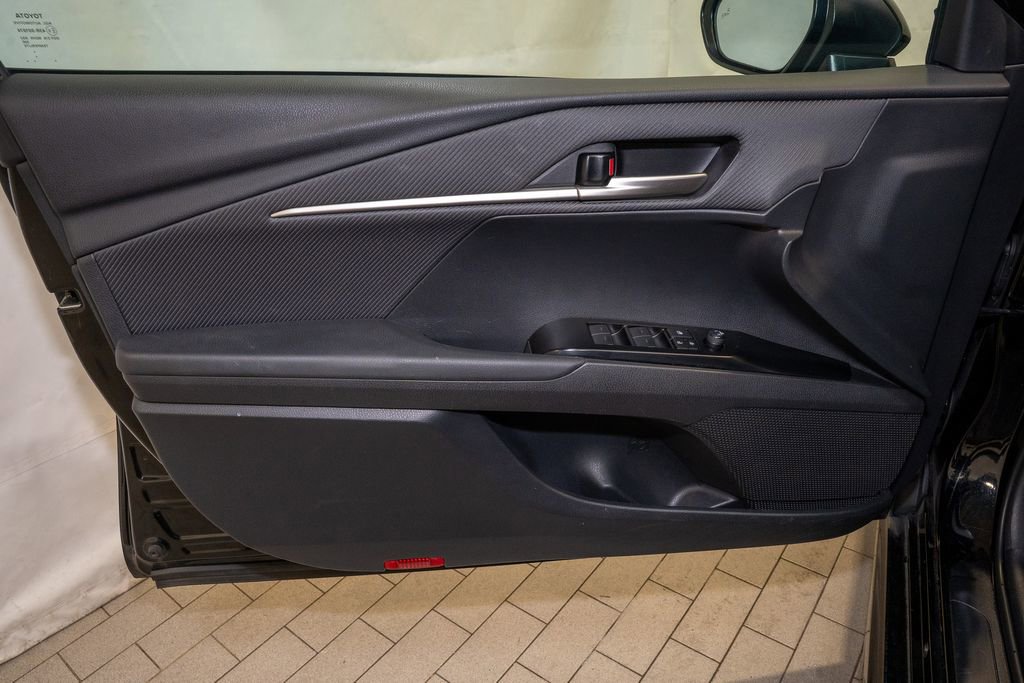 Used 2025 Toyota Camry SE image 11