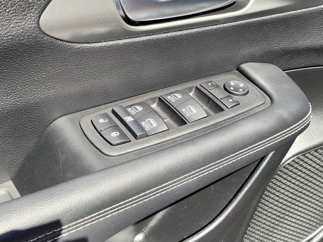 Used 2025 Chrysler Pacifica Select FWD image 12
