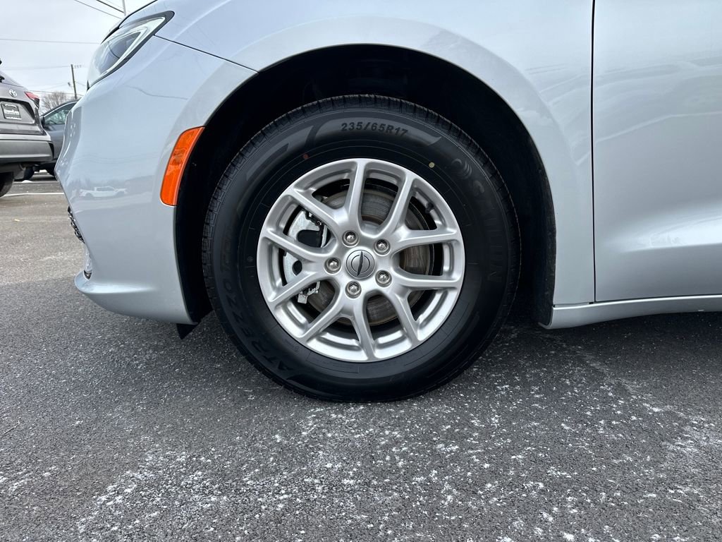 Used 2024 Chrysler Pacifica Touring-L image 12