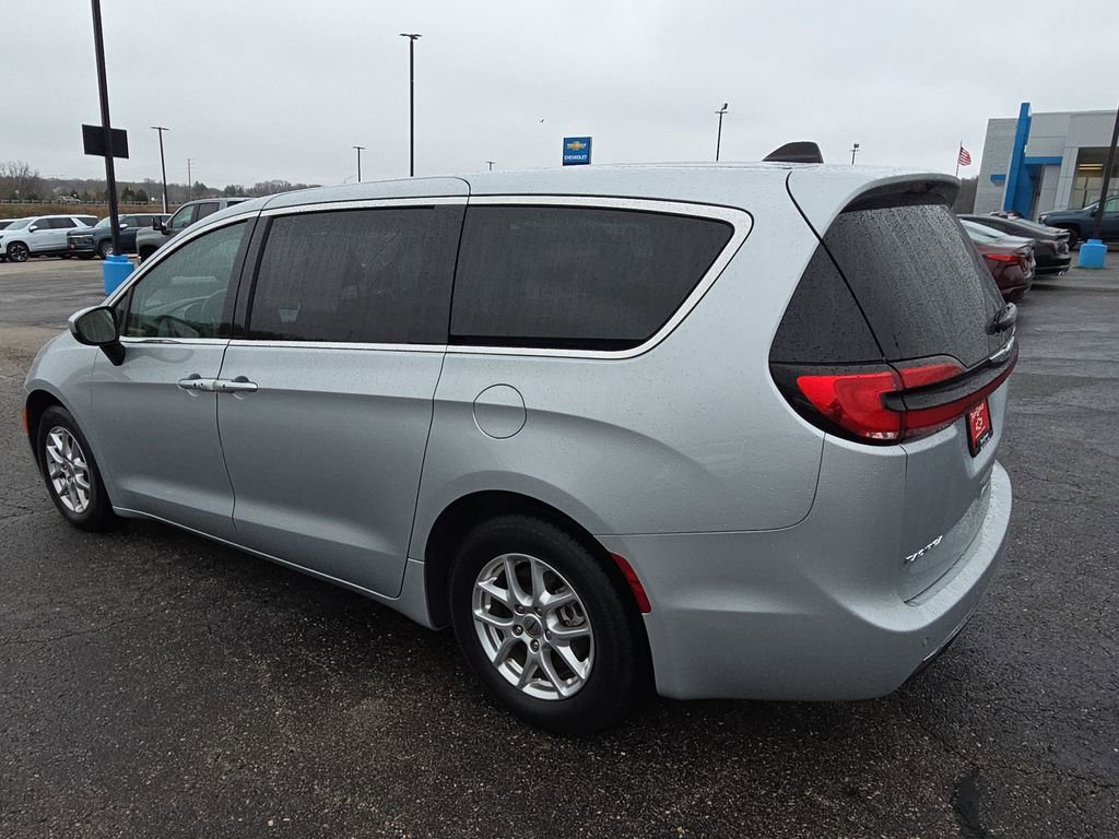 Used 2023 Chrysler Pacifica Touring-L image 6