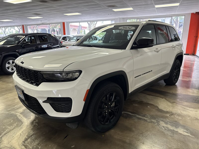 Used 2024 Jeep Grand Cherokee Altitude AWD/4WD image 3