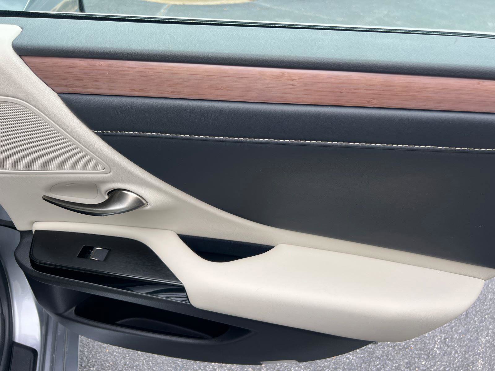 Certified 2025 Lexus ES 300h w/ Premium Package image 17