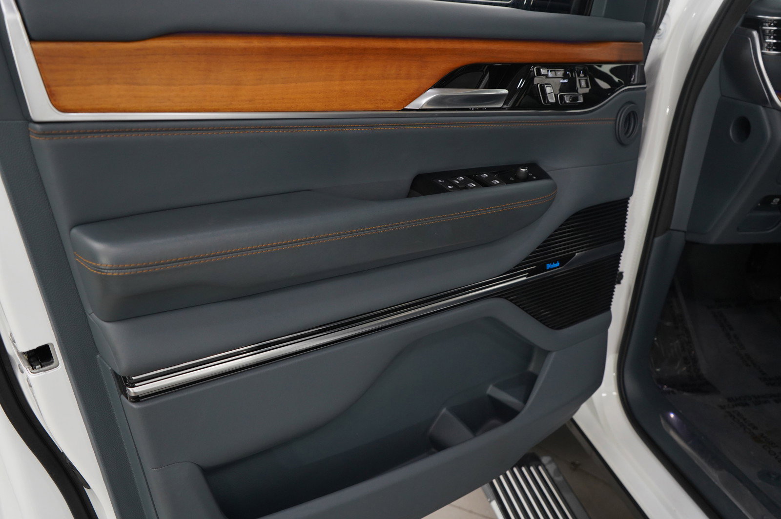 Used 2022 Jeep Grand Wagoneer Series II w/ Premium Group II image 27