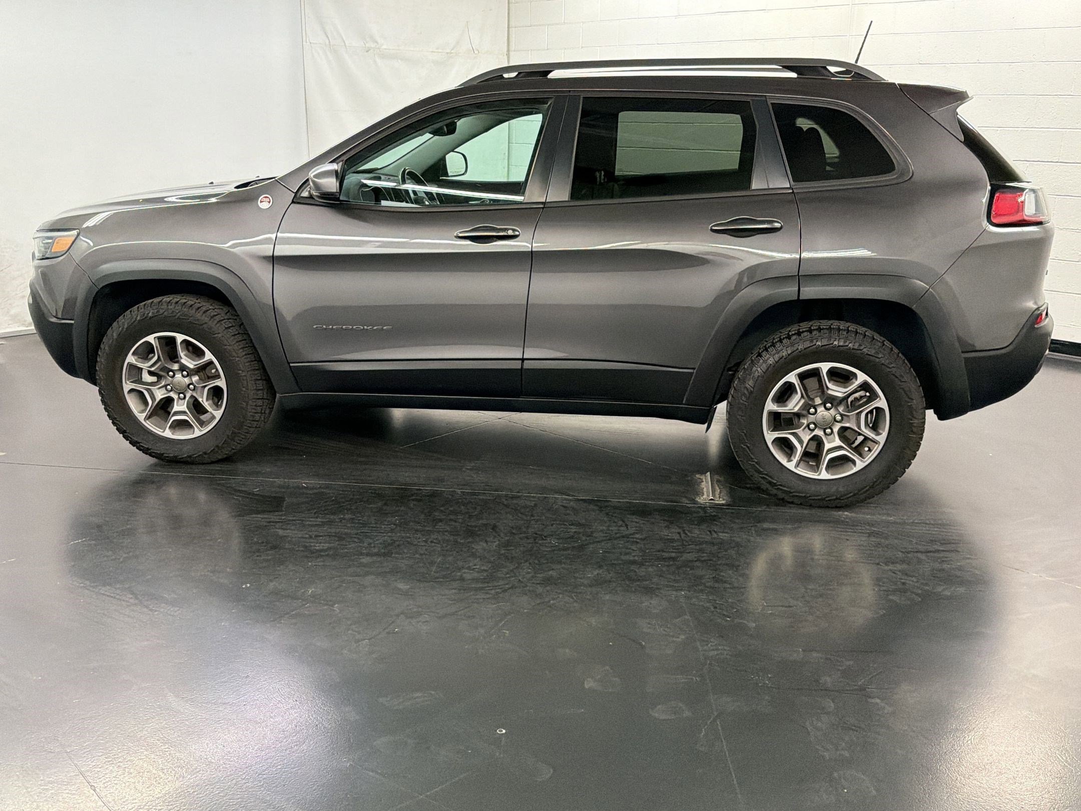 Used 2021 Jeep Cherokee Trailhawk w/ Trailer Tow Group AWD/4WD image 2