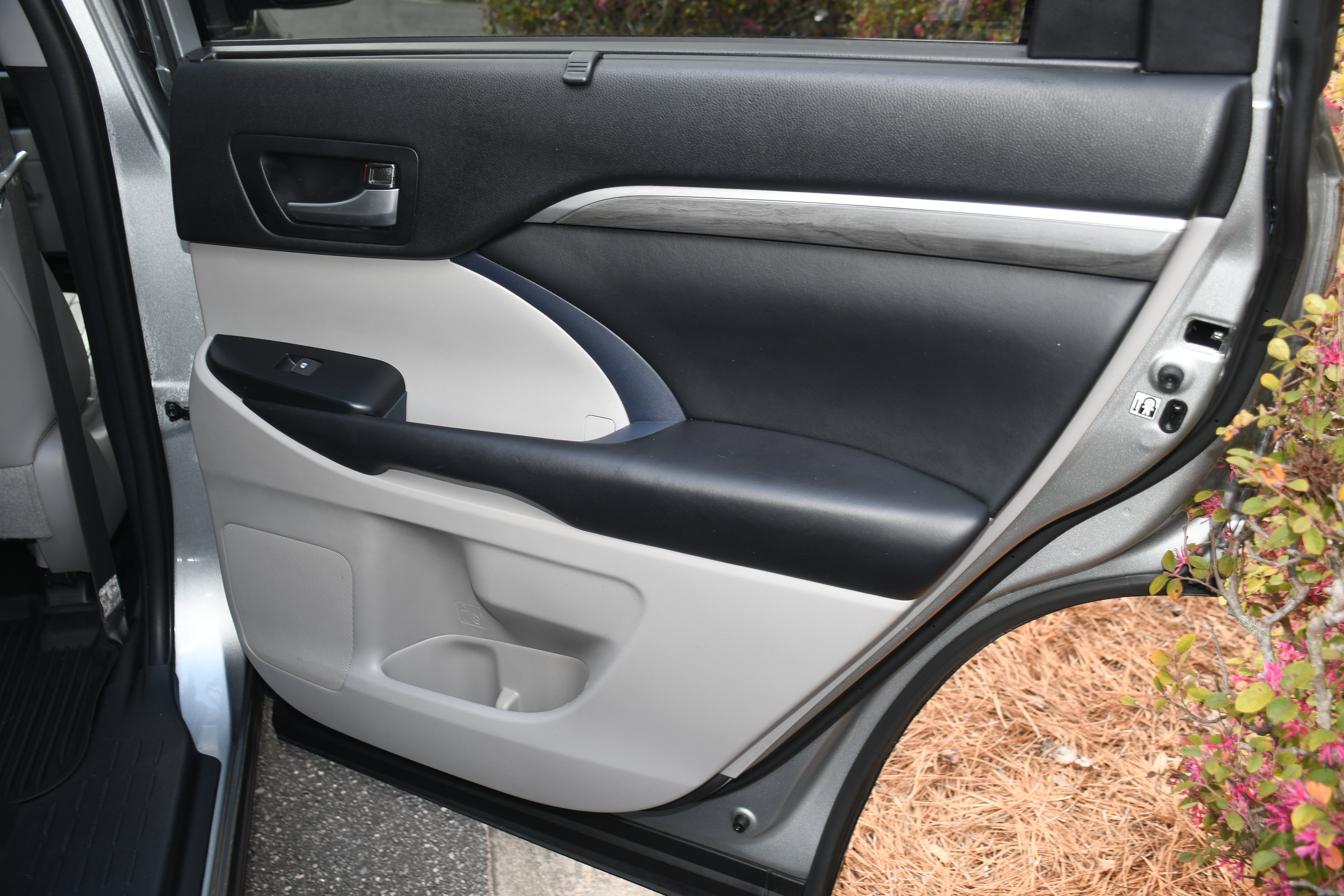 Used 2019 Toyota Highlander Limited FWD image 21